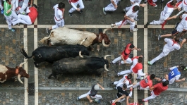 Bėgimas su buliais Ispanijoje kelia aistras - per renginį žuvo žmogus