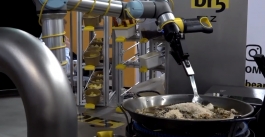 Malagoje vykusioje paradoje pristatytas vienintelis pasaulyje paeliją gaminantis robotas