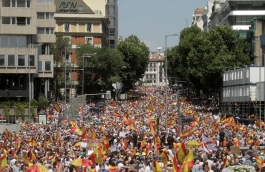 Tūkstančiai žmonių išėjo į gatves, protestuodami prieš malonės suteikimą Katalonijos separatistams