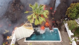 Trečią dieną iš ugnikalnio tekanti lava naikina viską, kas pasitaiko jos kelyje (video)