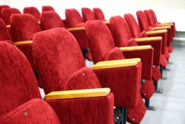 Pamatykite: Ispanijos kino teatruose žmonės filmus žiūrėjo nuogi