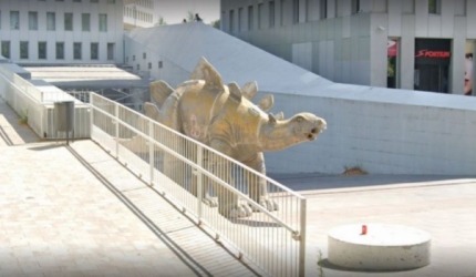Katalonija: viešoje vietoje stovinčiame dinozauro modelyje rastas negyvas žmogus
