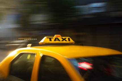 Malagos gatvėmis važinėja gyvenimą gelbstintis taksi automobilis