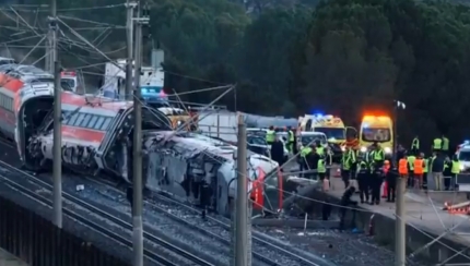 Skaudūs šeimos narių, laukiančių žinių po mirtinos traukinio avarijos, liudijimai: „Ieškau savo dukters ir žmonos, jos telefonas įjungtas, bet ji neatsiliepia“