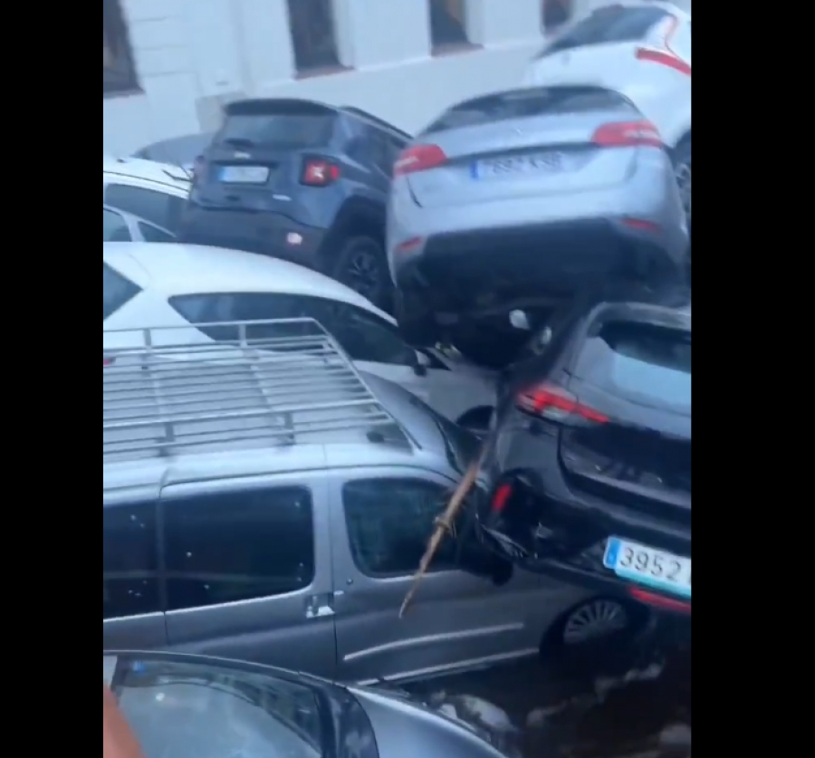 Naujas potvynis netoli Žironos nušlavė dešimtis automobilių 